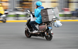 Shipper ôm 220 triệu đồng tiền mặt lao vào đồn công an kêu cứu: “Số tiền này không ổn!”