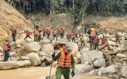 Hơn 100 người bám hiện trường sạt lở núi, tìm 2 nạn nhân mất tích
