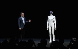 Làm robot quá giống người, hãng xe điện Trung Quốc phải 'bóc chân' robot trực tiếp trên sân khấu để chứng minh