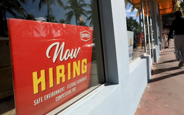 Thị trường lao động Mỹ xuất hiện dấu hiệu báo động, dự đoán khả năng Fed cắt giảm lãi suất tăng gấp đôi lên 84%