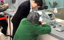 Người phụ nữ tới ngân hàng Agribank rút 1 tỷ đồng nhưng rất lo sợ, nhân viên ngân hàng lập tức báo công an