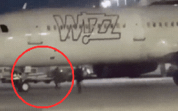 Đến chậm giờ, hành khách chạy đuổi theo máy bay đòi vào bằng được