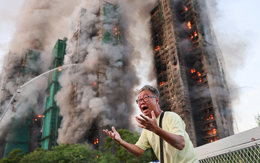 Câu chuyện xé lòng đằng sau bức ảnh người đàn ông tuyệt vọng gục ngã trước những toà nhà đang cháy ở Hong Kong