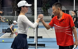 CLIP: "Bắt trọn" cảnh Ngọc Trinh và Chủ tịch dép Nesty trên sân pickleball, có gì lạ mà khiến dân mạng cười ngất