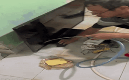 Tivi bị nhấn chìm trong nước lũ, người đàn ông không sửa, mang đi cọ rửa tỉ mỉ: Phản ứng bất ngờ