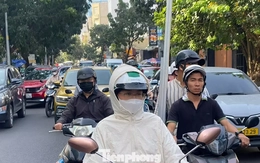 TPHCM se lạnh, người dân mặc thêm áo khoác để giữ ấm khi ra đường