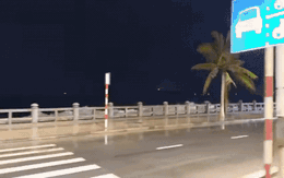 Ảnh, clip: Chuyện gì đã xảy ra với sóng biển Nha Trang trước bão số 15 Koto?
