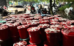 Gỡ bí mật bên trong những chiếc thùng vận chuyển từ Huế vào vùng lũ: Mỗi thùng nặng 20kg