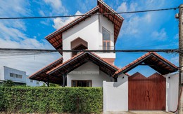 Nhà mái ngói quanh sân vườn rộng rãi