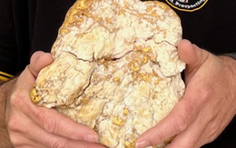 Người đàn ông bẻ đôi cục đá, phát hiện 69 cây vàng trị giá hơn 10 tỷ đồng bên trong