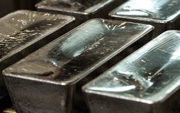 Từ bị lãng quên thành tâm điểm thị trường, tăng vượt xa giá vàng: chuyện gì đang xảy ra với bạc?