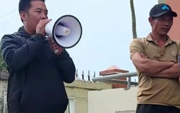 Trưởng thôn đi chân đất phát quà cứu trợ, không cần giấy vẫn nhớ tên 3.000 người dân