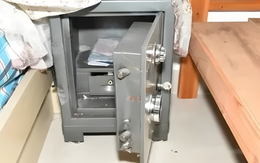 Đi làm xa gửi về nhà 33 triệu/tháng, người đàn ông chết lặng phát hiện ra bí mật trong két sắt