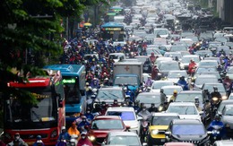 Hà Nội mưa lạnh 18 độ C ngày đầu tuần, người dân co ro giữa dòng xe ùn tắc