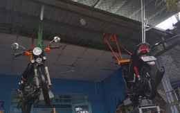 Cận cảnh xe máy treo lên trần nhà, hơn 100 hộ dân buộc phải rời nhà khẩn cấp