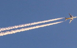 Vệt khói trắng kéo dài sau máy bay là gì, sự thật khiến nhiều người bất ngờ