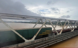 Đường sắt điều hàng loạt tàu trấn giữ cầu Bạch Hổ, Dã Viên ở Huế