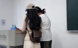 Bóng lưng của 2 nữ sinh khiến hàng triệu người tranh luận