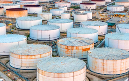 Mỗi ngày rút gần 1 triệu thùng dầu khỏi thị trường toàn cầu trong khi nhiều 'ông lớn' ngừng mua dầu Nga: Láng giềng Việt Nam đang có mục đích gì?