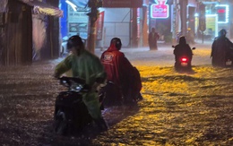 TP HCM: Mưa lớn kéo dài trong đêm, ngập nặng, xe cộ “chết đứng”