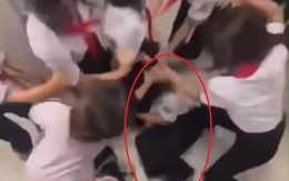 Xôn xao clip nữ sinh bị nhóm bạn vây đánh trong nhà vệ sinh trường học ở TPHCM