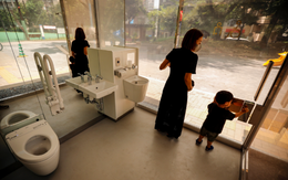 Khách Việt bất ngờ với 1 chi tiết lạ trong nhà vệ sinh công cộng ở Nhật Bản, nhận xét: "Đến mức này rồi sao!"