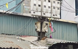 Kỳ lạ nhà 'ôm' cột điện tại phường trung tâm Thủ đô