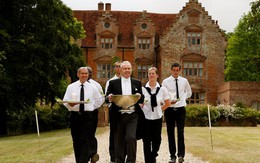 Giúp việc của giới siêu giàu - Nghề rủi ro nhất thế giới: Một cú trượt tay có thể thổi bay 75.000 USD, thần kinh không vững không thể trụ được!