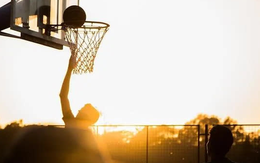 Chàng trai 28 tuổi 2 lần đột quỵ trên sân bóng rổ