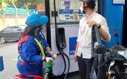 Giá xăng giảm nhẹ sau lần tăng mạnh