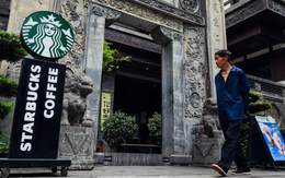 Từng cứ 15 giờ lại mở thêm một cửa hàng mới, vì sao Starbucks giờ đây phải bán một phần hoạt động kinh doanh tại Trung Quốc?