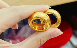 Đôi nam nữ bán 2 cây vàng giá 282 triệu đồng, vừa đi khỏi thì người mua báo công an