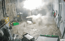 Clip sóng biển tràn vào nhà dân do ảnh hưởng của bão số 13: khoảnh khắc khiến tất cả kinh sợ