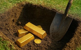 Đào đất làm hồ bơi trong vườn, phát hiện kho báu đầy vàng trị giá 21 tỷ đồng đựng trong túi nhựa