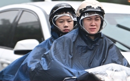 Hà Nội mờ sương, đặc bụi, người dân khổ sở đi làm