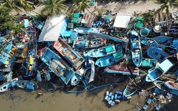 Đắk Lắk: Hàng trăm tàu cá chồng chất lên nhau sau bão số 13, ngư dân bật khóc