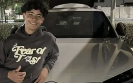 Ronaldo tặng con trai 15 tuổi siêu xe Lamborghini hơn 7 tỷ