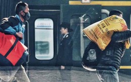 Gửi mẹ 28 triệu/tháng nhờ giữ giúp, 2 năm sau hỏi đến, người con chết lặng