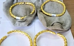 Người phụ nữ cất giấu vàng trong tất để đưa về Việt Nam