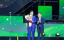 Trích 6 tỷ đồng từ ngân sách lễ cưới của con gái, tỷ phú Johnathan Hạnh Nguyễn mang tiền hỗ trợ bà con vùng lũ