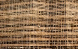 Dựng lại hiện trường: Giàn giáo tre dày như mạng nhện trở thành mồi lửa khiến chung cư của hơn 4.000 cư dân thành ngọn đuốc sống