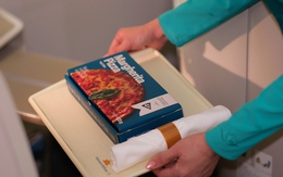 Vietnam Airlines bắt đầu bán pizza 4P's trên các chuyến bay, giá 119.000 đồng cho nửa cái