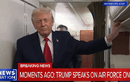 Ông Trump bị cửa nhà vệ sinh va vào người trên chuyên cơ Air Force One