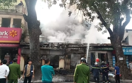 Đang cháy lớn tại dãy nhà trên phố Lò Đúc, Hà Nội