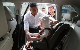 Người lái ô tô không được cho trẻ em dưới 10 tuổi ngồi cùng hàng ghế