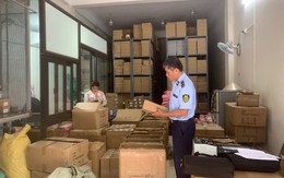 Công an Hà Nội ập vào một ngôi nhà trên phố Hoàng Công Chất