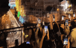 Giống Thượng Hải, điểm ngay trung tâm TP.HCM khiến nhiều người xếp hàng chỉ để xem khoảnh khắc lúc 18h45