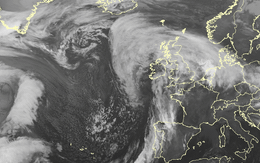 Cảnh báo ĐỎ: Cơn bão mới giật 160 km/h hoành hành, trường học đóng cửa, chuyến bay bị hủy hàng loạt