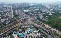 Vì sao cuối năm, TPHCM vẫn dày đặc rào chắn và công trình đào đường?