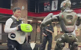 CEO công ty Trung Quốc để robot chiến đấu T800 đạp văng xuống đất, quyết dập tắt nghi ngờ CGI